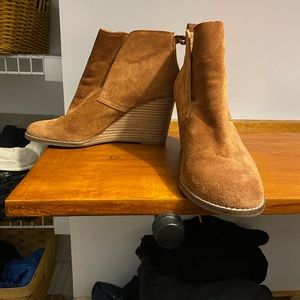 Lucky Brand Cognac suede wedge boots sz 8.